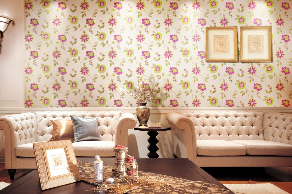 Không cố định các vật dụng trên tường như công tắc, ổ cắm, vị trí đèn tường...dẫn đến việc phải di chuyển đồ sau khi dán giấy. Ảnh: Giaydantuonghaiphong.