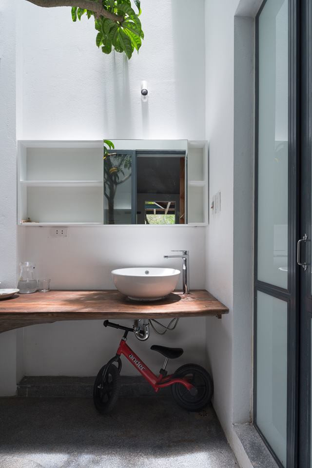 Bồn rửa được bố trí bên ngoài phòng ngủ thoáng sáng.