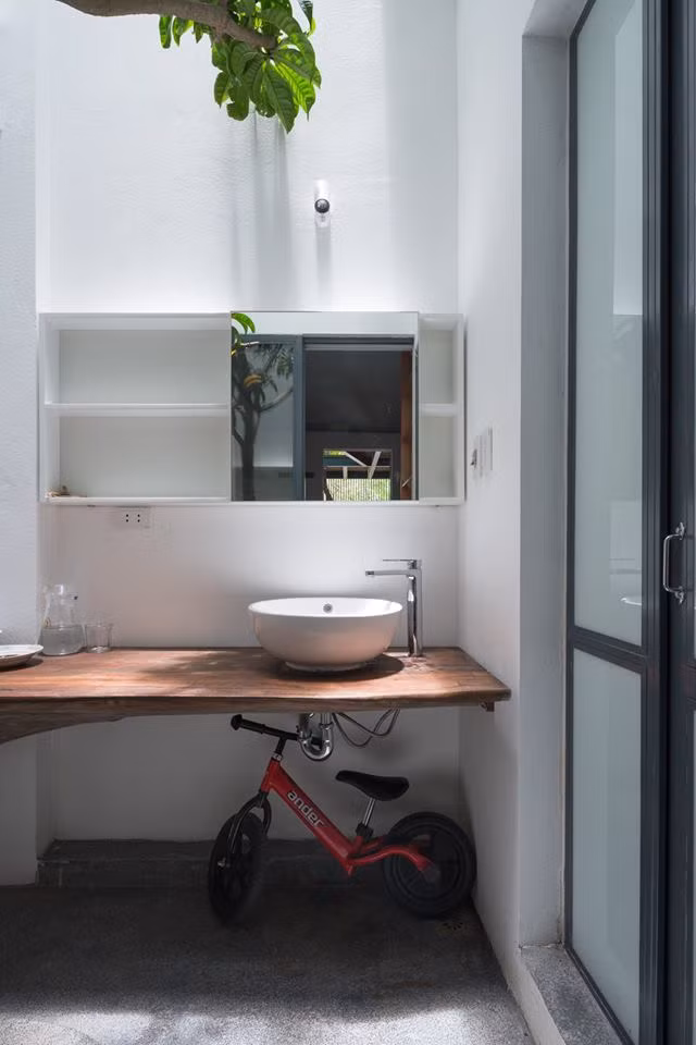 Bồn rửa được bố trí bên ngoài phòng ngủ thoáng sáng.