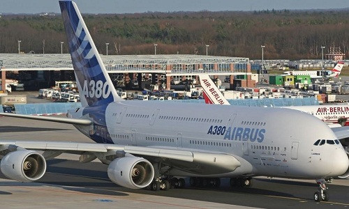 Chiếc Airbus A380-800 có khoang cabin rộng rãi với diện tích sử dụng 550 m2. Máy bay chở khách này có thể đạt sức chứa 853 người trong cấu hình toàn bộ hành khách phổ thông.