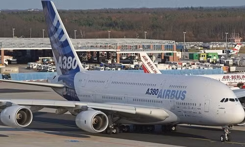 Chiếc Airbus A380-800 có khoang cabin rộng rãi với diện tích sử dụng 550 m2. Máy bay chở khách này có thể đạt sức chứa 853 người trong cấu hình toàn bộ hành khách phổ thông.