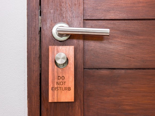  Không thể vào phòng nếu khách treo biển "Không làm phiền". Việc cố gắng vào phòng khi khách treo biển này có thể khiến khách sạn gặp rắc rối về pháp lý.