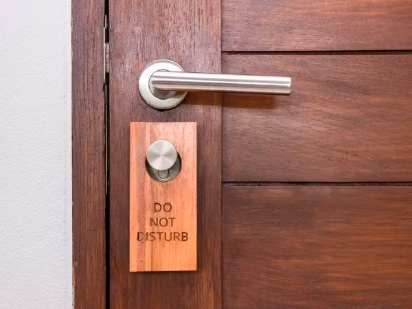  Không thể vào phòng nếu khách treo biển "Không làm phiền". Việc cố gắng vào phòng khi khách treo biển này có thể khiến khách sạn gặp rắc rối về pháp lý.