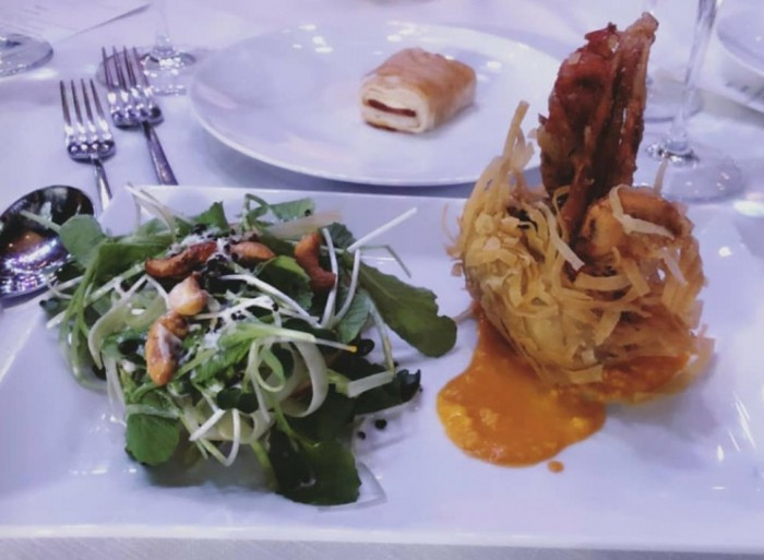 Ngoài ra, thực đơn còn có cơm chiên Chili Sambal, tráng miệng rau cau Kiwi hạt chia và trà nóng Bon Appétit. Ảnh: Zing.