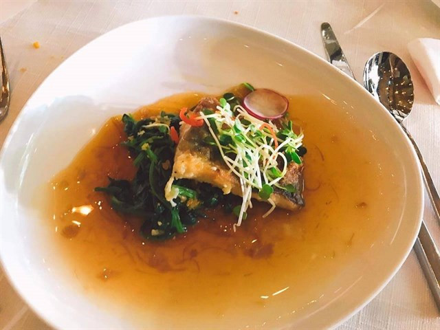 Đặc biệt nhất là món cá tầm nướng sốt vi cá. Cả hai nguyên liệu này đều là những thực phẩm đắt đỏ. Trước đây, cá tầm được coi là món ăn xa xỉ vì mỗi suất ăn thường có giá tiền triệu. Ảnh: Diadiemanuong.