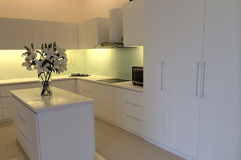 Toàn bộ khu bếp sử dụng tông màu trắng. Ảnh: Plo.