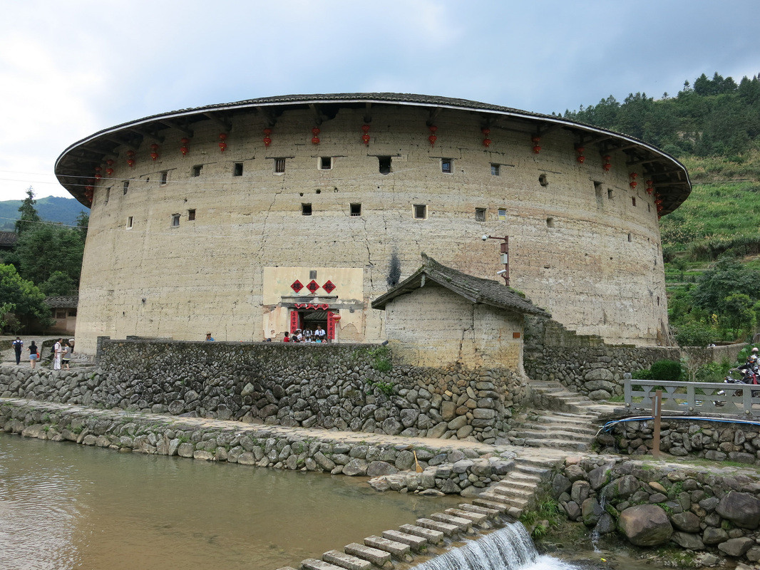 Mỗi căn nhà đất này có tường ngoài dày đến 2m, làm bằng cách nén đất với hỗn hợp đá, tre, nứa trộn mật mía. Ảnh: Welum.