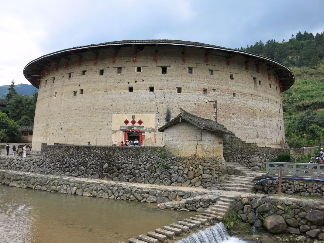 Mỗi căn nhà đất này có tường ngoài dày đến 2m, làm bằng cách nén đất với hỗn hợp đá, tre, nứa trộn mật mía. Ảnh: Welum.