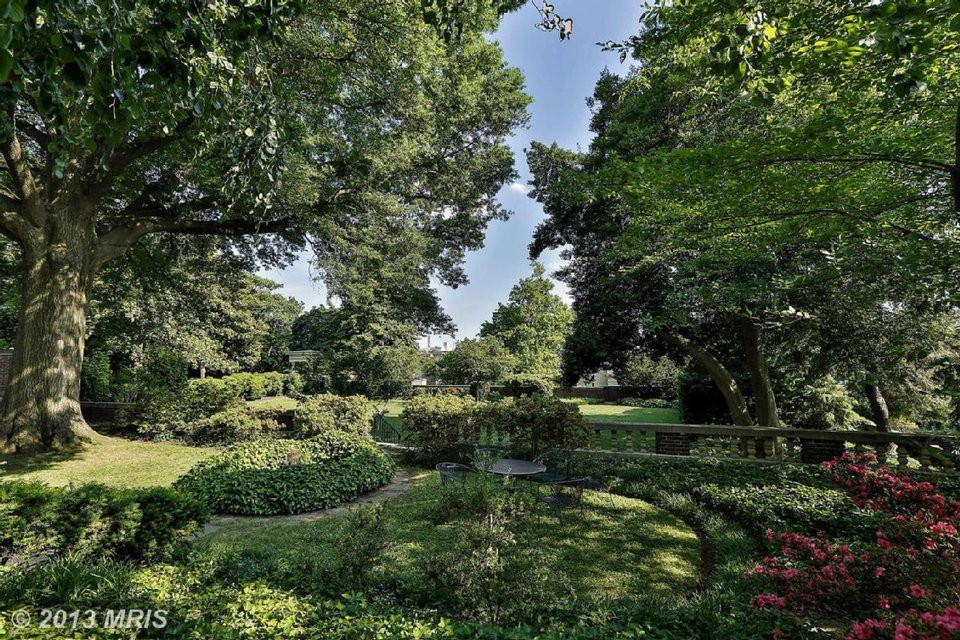 Bên ngoài biệt thự là một khu vườn xanh mướt.