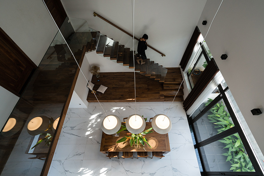 Cầu thang gỗ bố trí một cách khoa học vừa đảm bảo đứng ở đâu cũng vẫn có thể quan sát tầng dưới dễ dàng vừa là điểm nhấn cho nội thất.