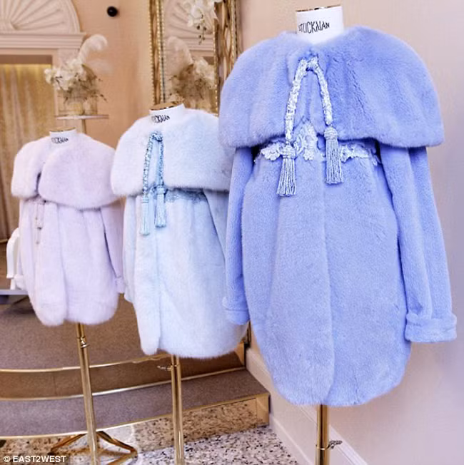 Những mẫu quần áo này cũng có giá vô cùng đắt đỏ.