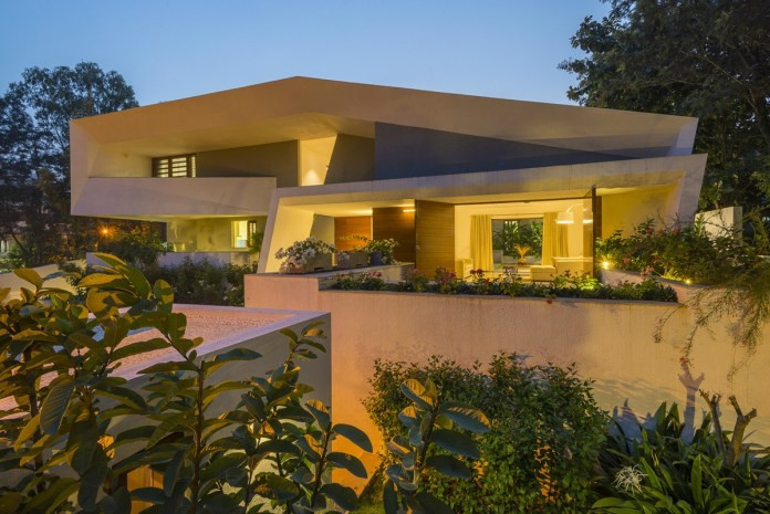 Nằm trong khu vực đang phát triển của Bangalore (Ấn Độ), biệt thự được thiết kế cho một bác sĩ về hưu.