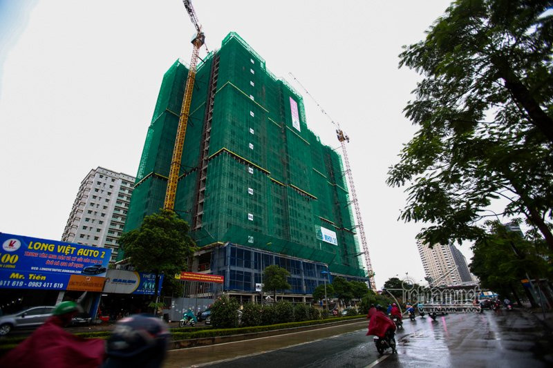 Đường Lê Văn Lương san sát các công trình cao tầng đang được xây dựng