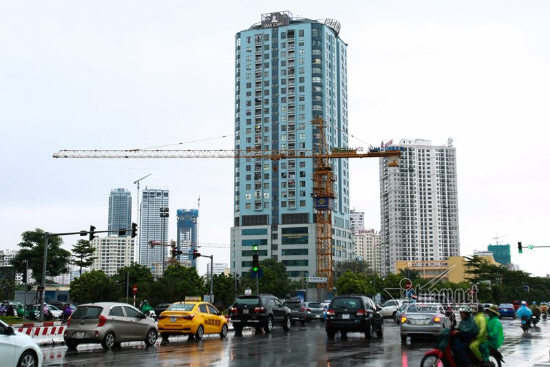 Rất nhiều phương tiện đi dưới cần cẩu tháp