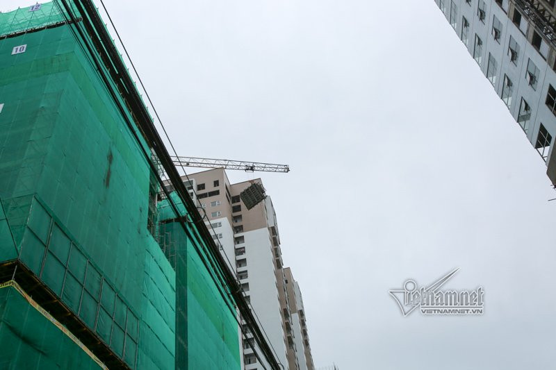 Cần cẩu tháp vươn ra phía đường Lê Văn Thiêm