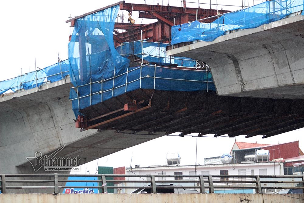 Công trình xây dựng ở cầu vượt Mai Dịch (Cầu Giấy)