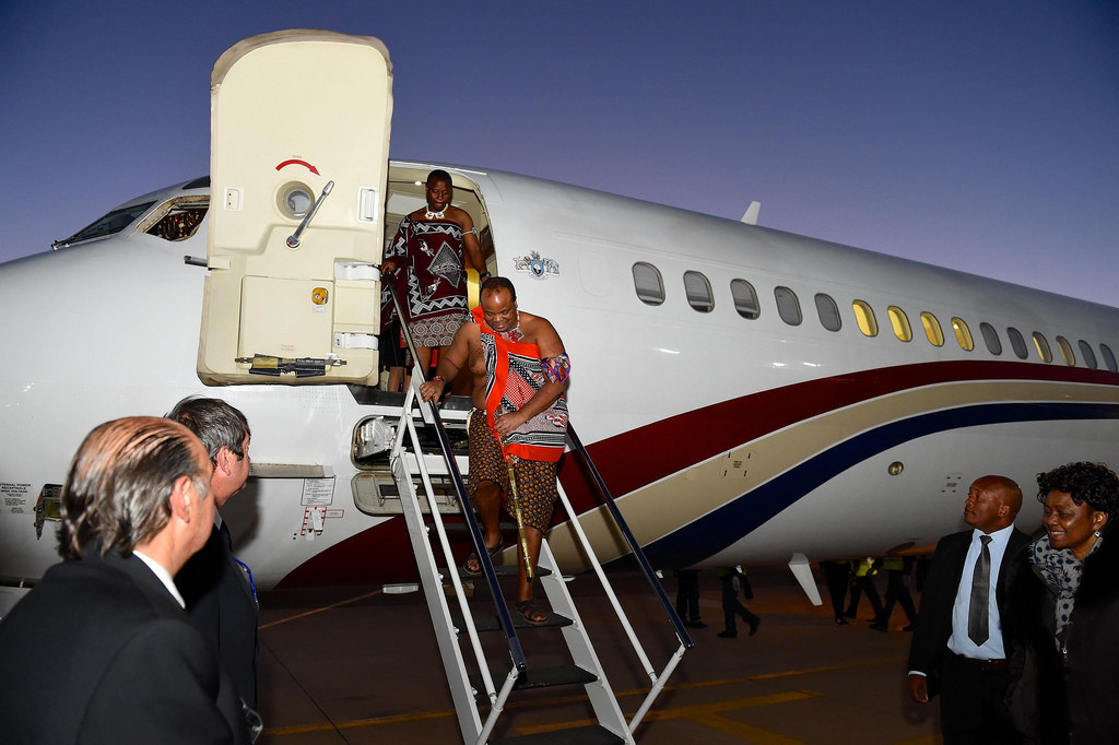 Mswati III sở hữu 13 cung điện, 2 phi cơ riêng hiện đại cùng hàng loạt siêu xe.