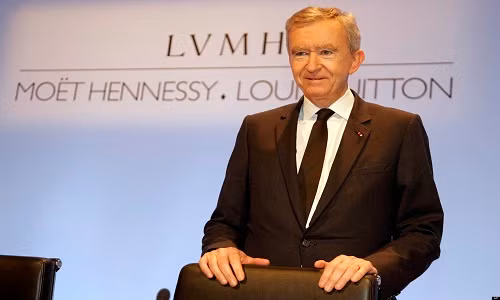 Thương hiệu thời trang Louis Vuitton nổi tiếng toàn cầu nhưng cái tên Bernard Arnault lại ít được biết đến. Ông là Giám đốc điều hành của Moet Hennessy Louis Vuitton, công ty kinh doanh hàng xa xỉ hàng đầu thế giới. Ảnh: Mogulmediatv.