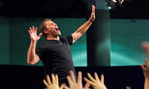 Tony Robbins trong một buổi thuyết trình. Ảnh: Business Insider