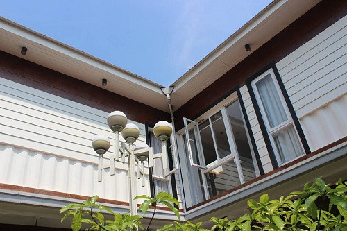 Nói về lý do sử dụng container, anh Mỹ cho biết hạn sử dụng của vật liệu này trên đất liền gần như là vĩnh cửu. Vì vậy, xây nhà bằng thùng container vừa đáp ứng yêu cầu về thẩm mỹ, vừa đảm bảo độ bền.