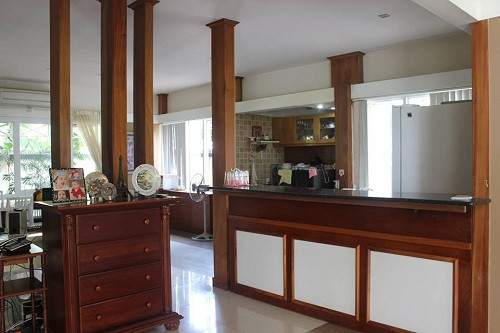 Phòng bếp sang trọng với nội thất gỗ.