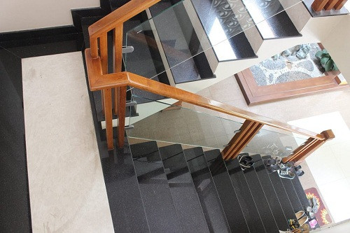 Cầu thang được làm từ một số tấm đỡ của container, gia công hoàn thiện sau đó áp với phần bê tông và sơn thêm một lớp màu bên trên.