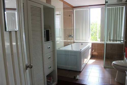 Cửa sổ bằng container giúp cho phòng tắm trở nên bắt mắt.