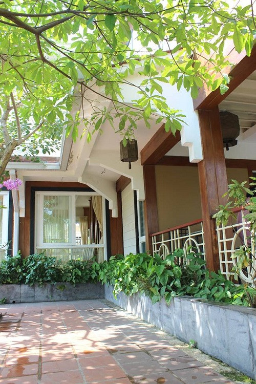 Rất nhiều loại cây cho bóng mát, cây dây leo, cây cảnh trong khuôn viên biệt thự độc đáo. Nguồn ảnh: Nguyễn Cửu Long.