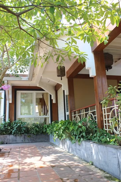 Rất nhiều loại cây cho bóng mát, cây dây leo, cây cảnh trong khuôn viên biệt thự độc đáo. Nguồn ảnh: Nguyễn Cửu Long.