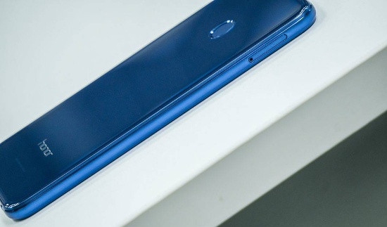 Bên trong, Honor 9 Lite tích hợp sẵn chip xử lý Kirin 659, đồ họa Mali-T830 MP2, RAM 3GB, bộ nhớ trong 32GB, hỗ trợ khe cắm thẻ nhớ microSD và đi kèm viên pin dung lượng 3.000 mAh không hỗ trợ sạc nhanh.