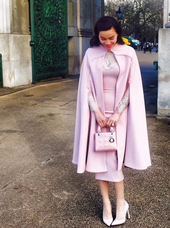 Ngoài trang phục đẳng cấp thì chiếc túi phiên bản micro của Lady Dior mà Hồ Ngọc Hà cầm cũng được chú ý không kém.