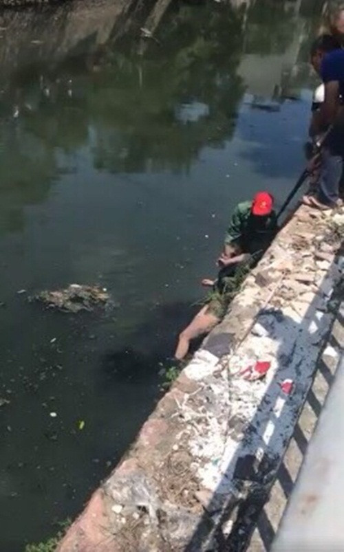 Cô gái bất ngở nhảy xuống sông tự tử.