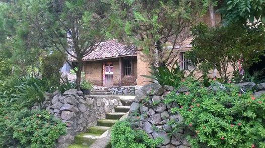 Dù to hay nhỏ, nhà trình tường của đồng bảo Mông đều phải có ba gian hai cửa (gồm một cửa chính, một cửa phụ và tối thiểu là hai cửa sổ). Ảnh: Dongvangeopark.