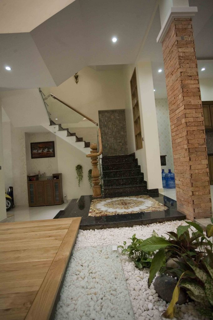 Nét cổ điển thể hiện rõ nét trong từng chi tiết kiến trúc nhà phố 2 tầng.