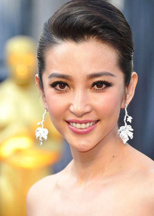 Lý Băng Băng cũng sở hữu làn da khá mịn màng dù đã ngoài 40.