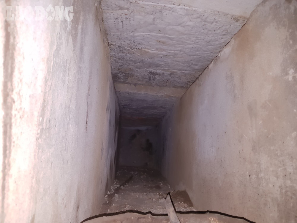 Đường hầm khá nhỏ hẹp, chỉ vừa một người trưởng thành.