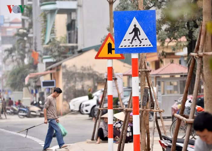 Dù chỉ dài 600m nhưng là khu vực đông dân cư, nhiều ngõ nhỏ nên biển hiệu dành cho người đi bộ được cắm dọc đường khá nhiều.