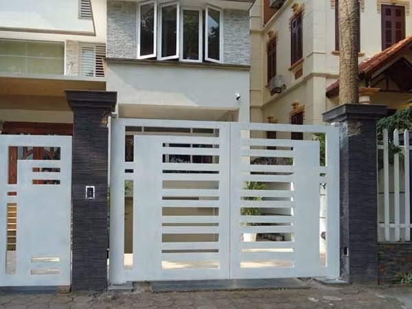 Những đường nét vuông vức dứt khoát tạo nên phong cách mạnh mẽ, hiện đại cho mặt tiền ngôi nhà. Ảnh: Cuacongcaocap.