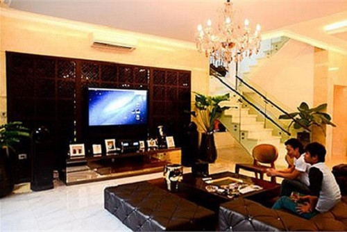 Biệt thự thiết kế theo phong cách châu Âu. Nội thất sang trọng với gam màu tối. Ảnh: Zing.