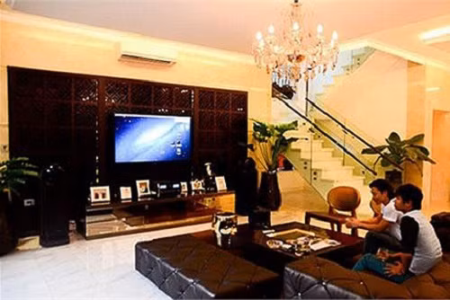 Biệt thự thiết kế theo phong cách châu Âu. Nội thất sang trọng với gam màu tối. Ảnh: Zing.