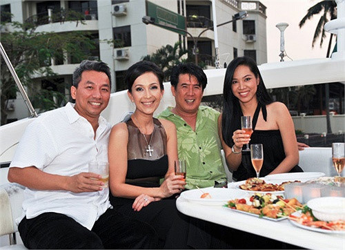 Vợ chồng nữ diễn viên "nữ hoàng ảnh lịch" của điện ảnh Việt thập niên 80 Diễm My sống trong ngôi nhà ở khu Thảo Điền, quận 2, TP HCM. Ảnh: Zing.