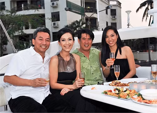 Vợ chồng nữ diễn viên "nữ hoàng ảnh lịch" của điện ảnh Việt thập niên 80 Diễm My sống trong ngôi nhà ở khu Thảo Điền, quận 2, TP HCM. Ảnh: Zing.