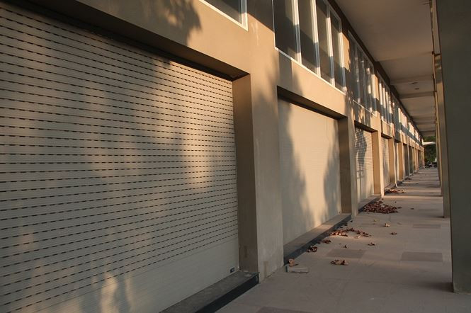 Một nhân viên kinh doanh bất động sản cho hay, khi thành phố Mới Bình Dương triển khai xây dựng dự án các khu nhà phố, biệt thự, có nhiều ngân hàng, doanh nghiệp đến hỏi thuê và mua những căn nhà mặt tiền với mục đích mở văn phòng. Thế nhưng, khi một số khu hoàn thiện xong nhưng hoang vắng, ít người mua để ở, người qua lại cũng ít khiến doanh nghiệp bỏ ra đi