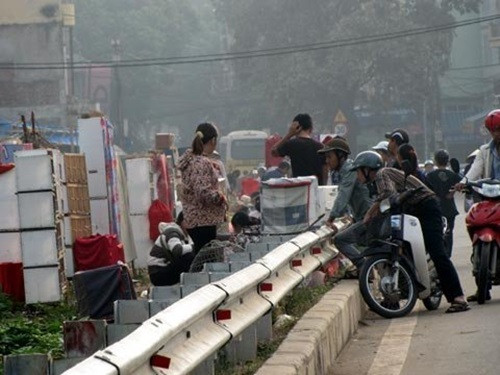 Chợ hoạt động sôi nổi từ 7 sáng đến tận chiều. Ảnh: Vietnamnet.