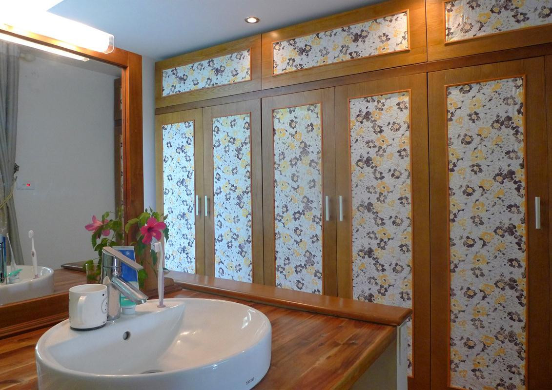 Phòng tắm thiết kế đơn giản, đầy đủ tiện nghi. Nguồn ảnh: Libeskein/ P.A.C.E Architecture.