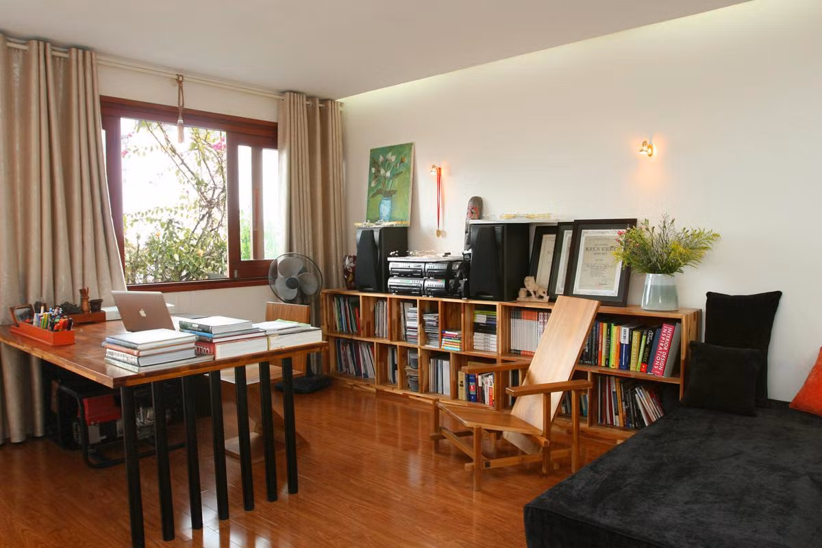 Phòng làm việc bố trí cạnh cửa sổ.