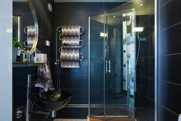 Phòng tắm sử dụng gam màu tối càng tăng thêm sự sang trọng của căn hộ mini. Nguồn ảnh: Homedit.