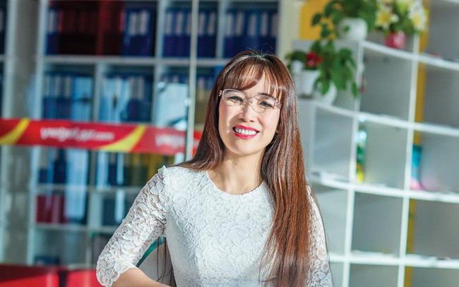 Ngoài việc là Chủ tịch hội đồng sáng lập Sovico, ông Hùng hiện là Phó chủ tịch HĐQT tại Vietjet Air. Trong khi đó, bà Phương Thảo đảm nhiệm hàng loạt vị trí tại các doanh nghiệp này như Chủ tịch tại Sovico Holding, CEO Vietjet Air và Phó chủ tịch thường trực tại HDBank. Ảnh: Internet.