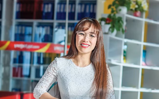 Ngoài việc là Chủ tịch hội đồng sáng lập Sovico, ông Hùng hiện là Phó chủ tịch HĐQT tại Vietjet Air. Trong khi đó, bà Phương Thảo đảm nhiệm hàng loạt vị trí tại các doanh nghiệp này như Chủ tịch tại Sovico Holding, CEO Vietjet Air và Phó chủ tịch thường trực tại HDBank. Ảnh: Internet.