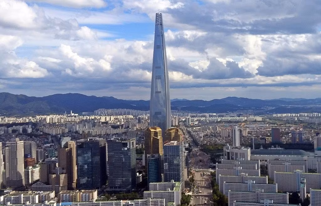 Lotte World Tower nhìn từ trực thăng. Ảnh: Wiki.